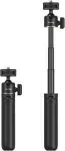 Kaksi mustaa SmallRig 4364 Smartphone Vlog Tripod Kit VK-20 Advanced Version selfie-keppiä on kuvassa vierekkäin; vasen on kokoontaitettuna, oikea on ulosvedettynä. Molemmissa on säätönupit ja kiinnitysruuvi päällä.