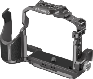 SmallRig 4533 Cage for Sony Alpha 9 III on metallinen kamerahäkki, jossa on muotoiltu ote, useita kiinnityspisteitä ja säädettävä pohjalevy kameran turvallista kiinnittämistä ja lisävarusteiden helppoa kiinnittämistä varten.