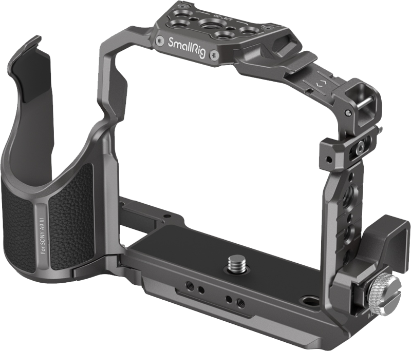 SmallRig 4533 Cage for Sony Alpha 9 III on metallinen kamerahäkki, jossa on muotoiltu ote, useita kiinnityspisteitä ja säädettävä pohjalevy kameran turvallista kiinnittämistä ja lisävarusteiden helppoa kiinnittämistä varten.