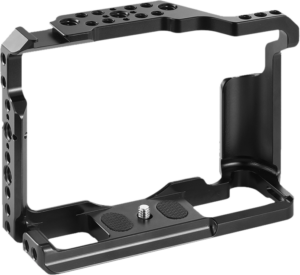 800q-03_113188 SmallRig 2228 Cage for FUJIFILM X-T3 Camera on musta metallinen häkki, jossa on useita kiinnitysreikiä ja keskimmäinen perusruuvi ja joka on suunniteltu suojaamaan X-T3-kameraa ja mahdollistamaan kameran lisävarusteet.