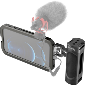 800q-03_115601 SmallRig 3175 Handheld Videorig Kit for iPhone 12 Pro -mikrofonisarjassa on suojahäkki, jossa on kahva ja päälle asennettu ulkoinen haulikkomikrofoni, joka on liitetty kaapelilla - ihanteellinen mobiiliin videokuvaukseen.