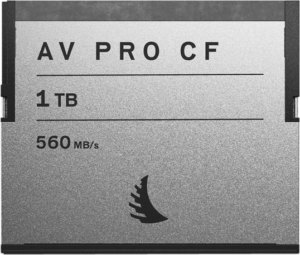 800q-03_117675 ANGELBIRD CF CF CFAST PRO 1 TB -muistikortin lähikuva, jossa näkyy sen 1 TB:n kapasiteetti ja 560 MB/s nopeus, hopeinen muotoilu ja musta logo ja teksti etupuolella.