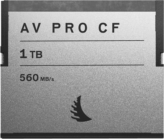 800q-03_117675 ANGELBIRD CF CF CFAST PRO 1 TB -muistikortin lähikuva, jossa näkyy sen 1 TB:n kapasiteetti ja 560 MB/s nopeus, hopeinen muotoilu ja musta logo ja teksti etupuolella.