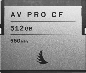 800q-03_117689 Hopeanvärisessä ANGELBIRD CF CF CFAST AV PRO 512GB -muistikortissa on 512 Gt:n kapasiteetti ja 560 Mt/s nopeus, ja sen pohjassa on musta logo.