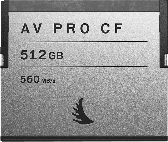 800q-03_117689 Hopeanvärisessä ANGELBIRD CF CF CFAST AV PRO 512GB -muistikortissa on 512 Gt:n kapasiteetti ja 560 Mt/s nopeus, ja sen pohjassa on musta logo.
