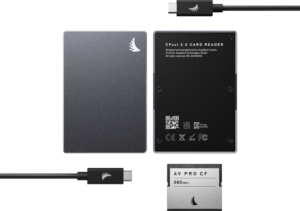 800q-03_117693 Kuvassa näkyy kaksi ANGELBIRD CFast 2.0 Card Reader -muistikortinlukijaa (edestä ja takaa), yksi AV PRO CF 560 MB/s muistikortti ja kaksi USB-C-kaapelia, joissa on lintulogo, kaikki valkoista taustaa vasten.