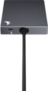 800q-03_117695 ANGELBIRD CFexpress Card Reader MK2 - Type B on tummanharmaa suorakulmainen laite, jonka vasemmassa yläkulmassa on pieni lintu-logo, kuvassa kaapeli kytkettynä porttiinsa valkoista taustaa vasten.