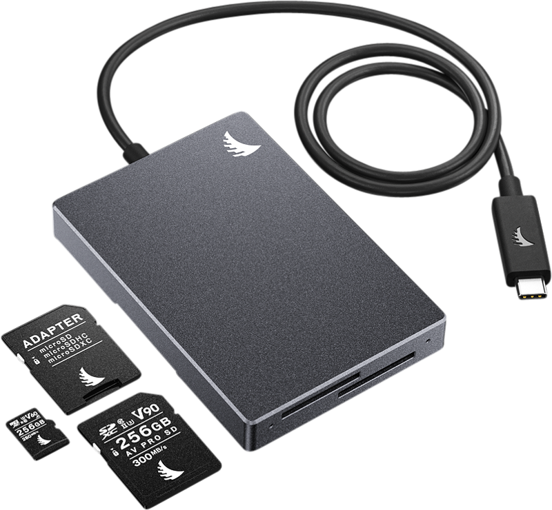 800q-03_117733 ANGELBIRD SD Dual Card Reader -muistikortinlukija, musta USB-C-kaapelilla, on kuvassa valkoisella pohjalla yhdessä kolmen microSD-kortin, microSD-SD-sovittimen ja SD-korttisovittimen kanssa.