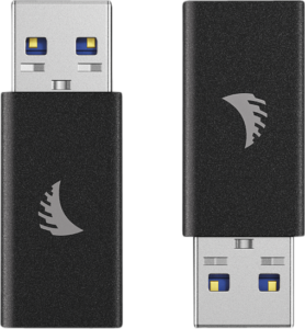 800q-03_117734 Kahdessa ANGELBIRDin mustassa USB-A-C-sovittimessa on kaareva harmaa logo; toisessa on korkki ja toisessa korkki irti, jolloin metallinen liitin on näkyvissä.