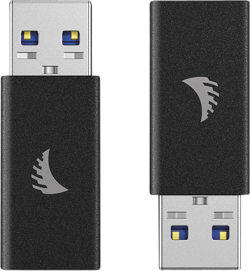 800q-03_117734 Kahdessa ANGELBIRDin mustassa USB-A-C-sovittimessa on kaareva harmaa logo; toisessa on korkki ja toisessa korkki irti, jolloin metallinen liitin on näkyvissä.