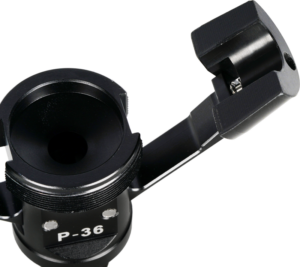 800q-03_118826 Lähikuva Sirui P-36 Adapter for Monopod/feet mustasta metallista, jossa näkyy sen sylinterinmuotoinen aukko ja saranoitu osa ylhäällä oikealla.