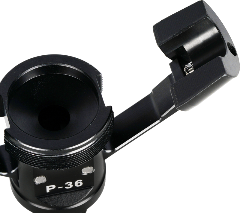 800q-03_118826 Lähikuva Sirui P-36 Adapter for Monopod/feet mustasta metallista, jossa näkyy sen sylinterinmuotoinen aukko ja saranoitu osa ylhäällä oikealla.