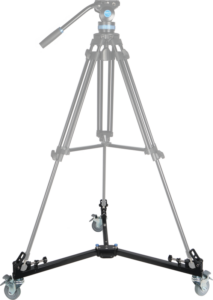 800q-03_118828 Sirui DT-06 Tripod Slider Dolly, musta kolmella pyörällä, on kiinnitetty kolmijalkaisiin jalkoihin, jotka näkyvät puoliksi läpinäkyvinä ja korostavat dollya. Tuote näkyy valkoista taustaa vasten.
