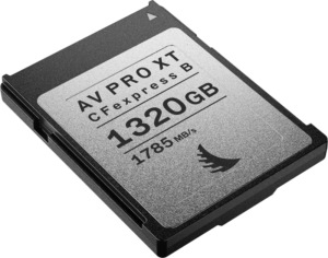 ANGELBIRD AV PRO CFexpress XT MK2 Type B 1320 Gt:n mustan ja hopeanvärinen muistikortti, jonka nopeus on 1785 MB/s, näkyy valkoisella pohjalla.