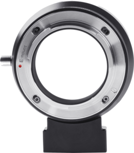 800q-03_119760 Lähikuvassa SIrui Cine Lens-Mount Adapter EF-E -objektiivisovittimesta näkyy sen metallinen rakenne, pyöreä aukko, neljä ruuvia, musta pohja, E-mount-merkintä ja punainen piste vasemmalla puolella.