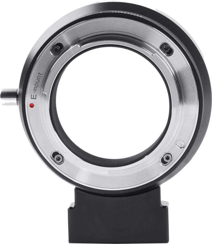 800q-03_119760 Lähikuvassa SIrui Cine Lens-Mount Adapter EF-E -objektiivisovittimesta näkyy sen metallinen rakenne, pyöreä aukko, neljä ruuvia, musta pohja, E-mount-merkintä ja punainen piste vasemmalla puolella.