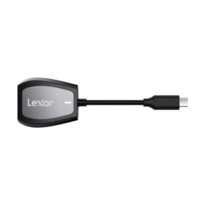 800q-03_121078 Lexar LRW470U Cardreader SD & microSD UHS-II (USB-C) -muistikortinlukija sisältää USB-C-liittimen ja lyhyen mustan kaapelin vaaleanharmaalla pohjalla.