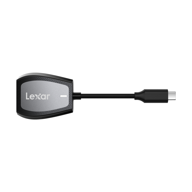 800q-03_121078 Lexar LRW470U Cardreader SD & microSD UHS-II (USB-C) -muistikortinlukija sisältää USB-C-liittimen ja lyhyen mustan kaapelin vaaleanharmaalla pohjalla.
