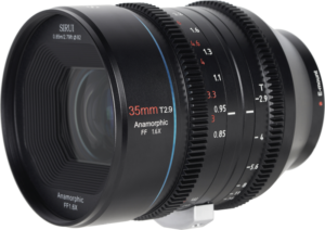 800q-03_121275 Lähikuva Sirui Anamorphic Lens Venus 1.6x FF 35mm T2.9 E-Mount -objektiivista korostaa sen tarkennus- ja aukkomerkintöjä, yksityiskohtaista linssin muotoilua ja erottuvaa sinistä korostusrengasta.