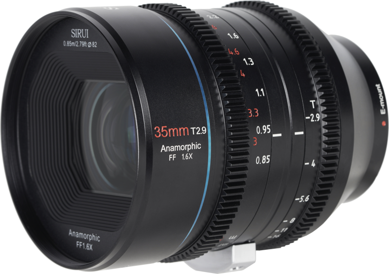 800q-03_121275 Lähikuva Sirui Anamorphic Lens Venus 1.6x FF 35mm T2.9 E-Mount -objektiivista korostaa sen tarkennus- ja aukkomerkintöjä, yksityiskohtaista linssin muotoilua ja erottuvaa sinistä korostusrengasta.