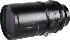800q-03_121279 Lähikuva Sirui Anamorphic Lens Venus 1.6x FF 100mm T2.9 E-Mount -objektiivista mustana, jossa on etäisyys- ja aukkomerkinnät, siniset ja punaiset korostukset sekä näkyvä tuotemerkki sivulla.
