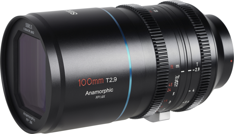 800q-03_121279 Lähikuva Sirui Anamorphic Lens Venus 1.6x FF 100mm T2.9 E-Mount -objektiivista mustana, jossa on etäisyys- ja aukkomerkinnät, siniset ja punaiset korostukset sekä näkyvä tuotemerkki sivulla.