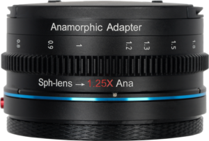 800q-03_121283 Lähikuva Sirui Anamorphic Adapter 1.25x -objektiivista, musta objektiivi, jossa on sininen korostusrengas, jossa on merkinnät "Anamorphic Adapter" ja "Sph-lens → 1.25X Ana", ja jossa on numeromerkinnät tarkennusrenkaassa.