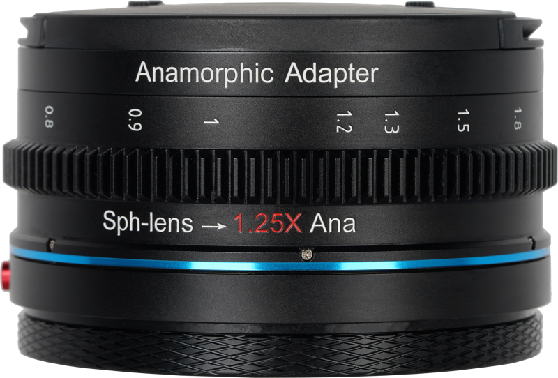 800q-03_121283 Lähikuva Sirui Anamorphic Adapter 1.25x -objektiivista, musta objektiivi, jossa on sininen korostusrengas, jossa on merkinnät "Anamorphic Adapter" ja "Sph-lens → 1.25X Ana", ja jossa on numeromerkinnät tarkennusrenkaassa.