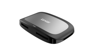 800q-03_121313 Musta Lexar Cardreader LRW530U CFexpress Type A / SD UHS-II USB 3.2, jossa on kuvioitu reuna ja useita korttipaikkoja, valkoisella taustalla.
