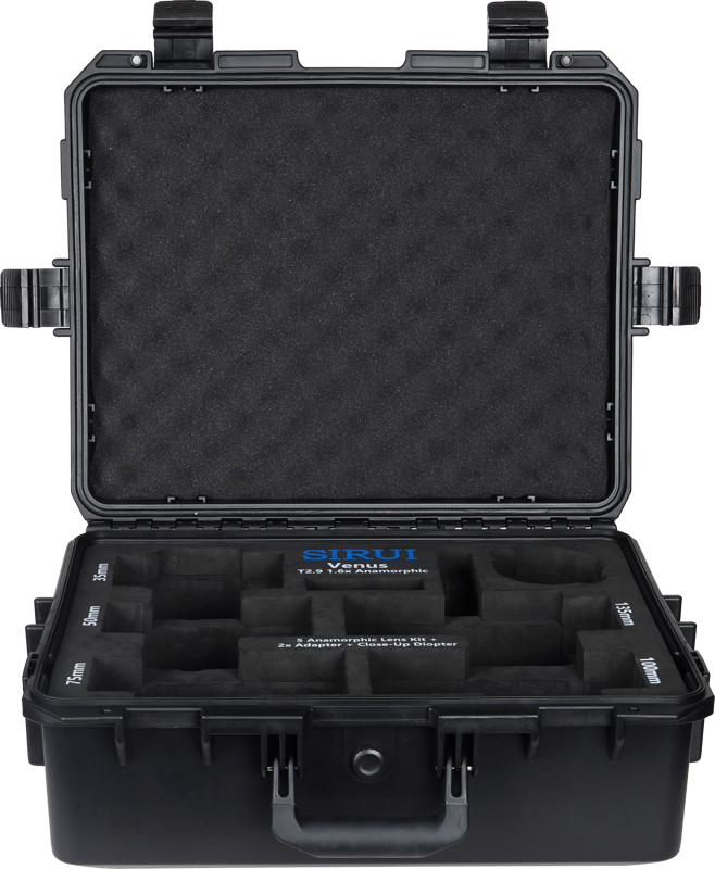 800q-03_121401 Hard Case for Venus Lenses on musta kovakuorinen kotelo, jossa on mukautetut vaahtomuovilokerot ja merkittyjä osioita objektiivien tai lisävarusteiden järjestämistä varten. Sisäkannessa on teksturoitu vaahtomuovivuori lisäsuojaa varten.