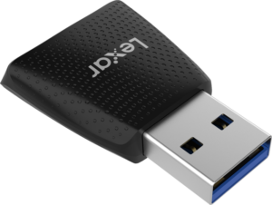 800q-03_121480 Lexar Cardreader microSD UHS-I (USB 3.2) -muistikortti, jossa on sininen ja hopeinen liitin ja musta, kuvioitu runko, näkyy vaalealla taustalla.