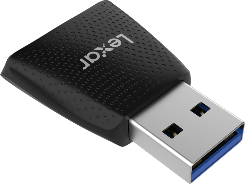 800q-03_121480 Lexar Cardreader microSD UHS-I (USB 3.2) -muistikortti, jossa on sininen ja hopeinen liitin ja musta, kuvioitu runko, näkyy vaalealla taustalla.