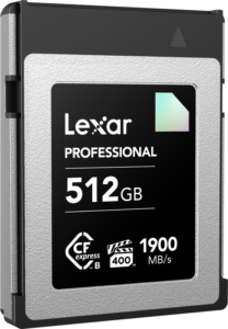 800q-03_122397 Lexar CFexpress Pro Diamond R1900/W1700 (VPG400) 512GB -muistikortti tarjoaa 512GB kapasiteettia, jopa 1900 MB/s lukunopeuden ja tyylikkään hopean ja mustan muotoilun, jossa on etupuolella tarrat ja kuvakkeet.