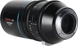 800q-03_122445 Sirui Anamorphic Lens Venus 1.8x FF 135mm T2.9 E-Mount -objektiivin lähikuvassa näkyvät sen tarkennusrenkaat, aukkorenkaat, objektiivin kiinnitys ja yksityiskohtaiset merkinnät valkoista taustaa vasten.