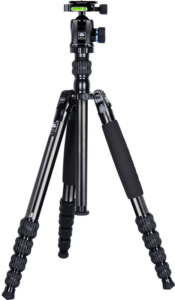 800q-03_123630 Sirui Traveler Tripod Kit T-1005+E-10 on musta, säädettävä kolmijalkainen jalusta, jossa on pehmustetut jalat, kierrelukitus, kolmijalkainen tuki, asennettu kuulapää ja sisäänrakennettu kuplavaa'an taso.