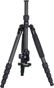 800q-03_123631 Sirui Traveler Carbon Tripod Kit T-1205+E-10, jossa on säädettävät jalat, vaahtomuovikahva ja kuulapääkiinnitys, on esitetty osittain ulosvedettynä vaaleanharmaalla pohjalla.