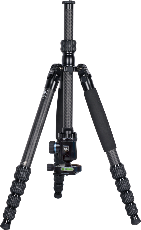 800q-03_123631 Sirui Traveler Carbon Tripod Kit T-1205+E-10, jossa on säädettävät jalat, vaahtomuovikahva ja kuulapääkiinnitys, on esitetty osittain ulosvedettynä vaaleanharmaalla pohjalla.
