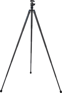 800q-03_123654 Sirui Traveler X-I Carbon Tripod Kit AT-125 + B00K seisoo korkeana ja pystyssä kolmella pidennetyllä mustalla jalalla ja kiinnitetyllä jalustapäällä valkoista taustaa vasten.