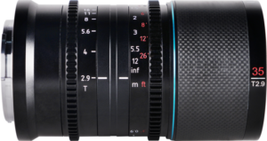 800q-03_123923 Sirui Anamorphic Lens Saturn 35mm 1.6x T2.9 Carbon Fiber FF - X-mount (Blue Flare) -objektiivin sivukuva, jossa on musta viimeistely, valkoiset ja punaiset tarkennus- ja aukkomerkinnät, kuvioitu kahva ja näkyvät mitta-asteikot.