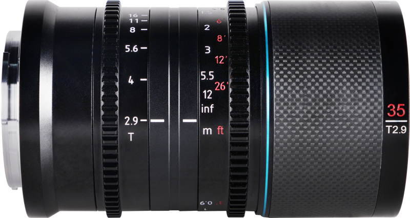 800q-03_123923 Sirui Anamorphic Lens Saturn 35mm 1.6x T2.9 Carbon Fiber FF - X-mount (Blue Flare) -objektiivin sivukuva, jossa on musta viimeistely, valkoiset ja punaiset tarkennus- ja aukkomerkinnät, kuvioitu kahva ja näkyvät mitta-asteikot.