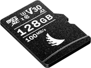Kallistettu ANGELBIRD microSD AV PRO (V30) 128GB -kortti, jossa on valkoista tekstiä, näyttää mustalla ulkopinnalla valkoista taustaa vasten seuraavia tietoja: 128GB, 100MB/s, V30, A2, U3 ja symboleja.