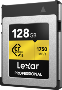 800q-03_123955 Lexar CFexpress Pro Gold R1900/W1500 128GB -muistikortti on hopean ja mustan muotoilu keltaisilla korostuksilla, siinä on "128GB" -merkintä ja se tarjoaa jopa 1900 MB/s luku- ja 1500 MB/s kirjoitusnopeuden. Tuotemerkintä näkyy etupuolella.