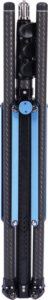 Sirui Light Stand DK-18 Carbon Fiber Air-Cushioned -valoteline on kuvassa taitettuna pystyasentoon hiilikuituiset jalat suljettuina yhteen. Siniset korostukset, keskipylväs ja lukitusmekanismit ovat näkyvissä.