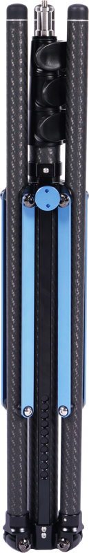 800q-03_124266 Sirui Light Stand DK-18 Carbon Fiber Air-Cushioned -valoteline on kuvassa taitettuna pystyasentoon hiilikuituiset jalat suljettuina yhteen. Siniset korostukset, keskipylväs ja lukitusmekanismit ovat näkyvissä.