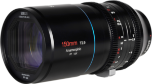 800q-03_125043 Lähikuva mustasta Sirui Anamorphic Lens Venus 1.6x FF 150mm T2.9 E-Mount -objektiivista, jossa korostuvat sen yksityiskohtaiset merkinnät, tarkennus- ja aukkorenkaat sekä sininen korostusviiva objektiivin tynnyrissä.
