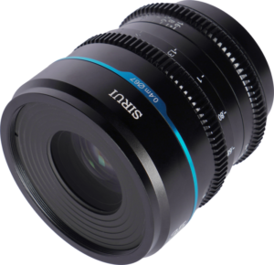 800q-03_125072 Lähikuva Sirui Cine Lens Nightwalker S35 35mm T1.2 E-Mount - Black -objektiivista, jossa on musta runko, sininen aksenttirengas ja näkyvät tarkennus- ja aukkomerkinnät valkoista taustaa vasten.