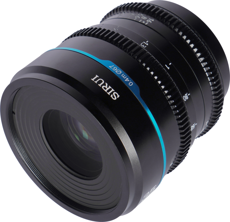 800q-03_125072 Lähikuva Sirui Cine Lens Nightwalker S35 35mm T1.2 E-Mount - Black -objektiivista, jossa on musta runko, sininen aksenttirengas ja näkyvät tarkennus- ja aukkomerkinnät valkoista taustaa vasten.