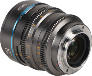 800q-03_125073 Lähikuva Sirui Cine Lens Nightwalker S35 35mm T1.2 E-Mount - Metal Grey -objektiivista, jossa on metallinen viimeistely, sininen korostusrengas, tarkennus- ja aukkomerkinnät sekä E-mount-bajonetti.