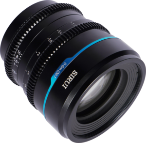 800q-03_125080 Lähikuva Sirui Cine Lens Nightwalker S35 55mm T1.2 E-Mount - Black -objektiivista, jossa on musta runko, sininen aksenttirengas ja näkyvät tarkennus- ja aukkorenkaat, kuvattuna valkoista taustaa vasten.