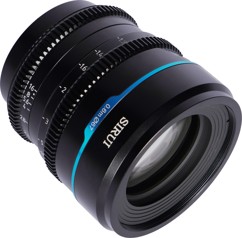 800q-03_125080 Lähikuva Sirui Cine Lens Nightwalker S35 55mm T1.2 E-Mount - Black -objektiivista, jossa on musta runko, sininen aksenttirengas ja näkyvät tarkennus- ja aukkorenkaat, kuvattuna valkoista taustaa vasten.